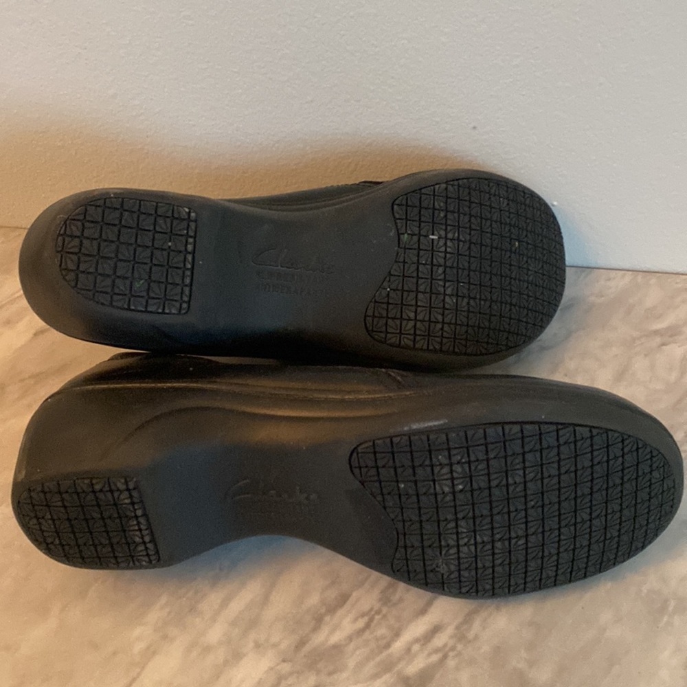 Clarks slip resistant clogs - Picture 5 of 7